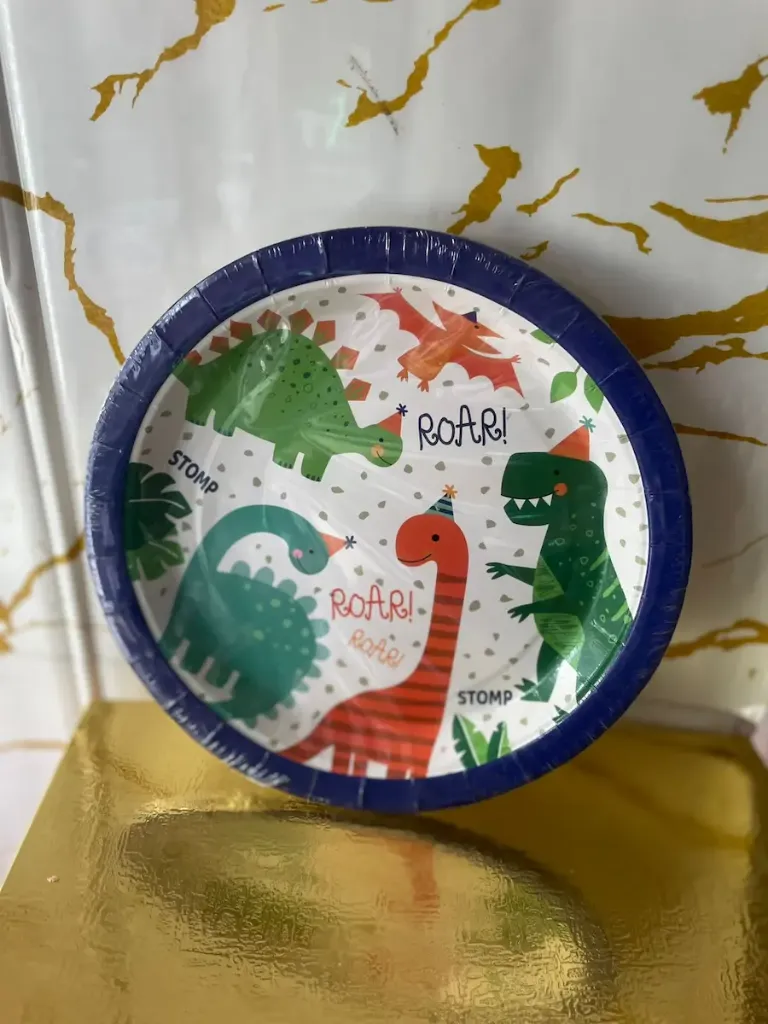 Dinosaur-theme 23 cm plates