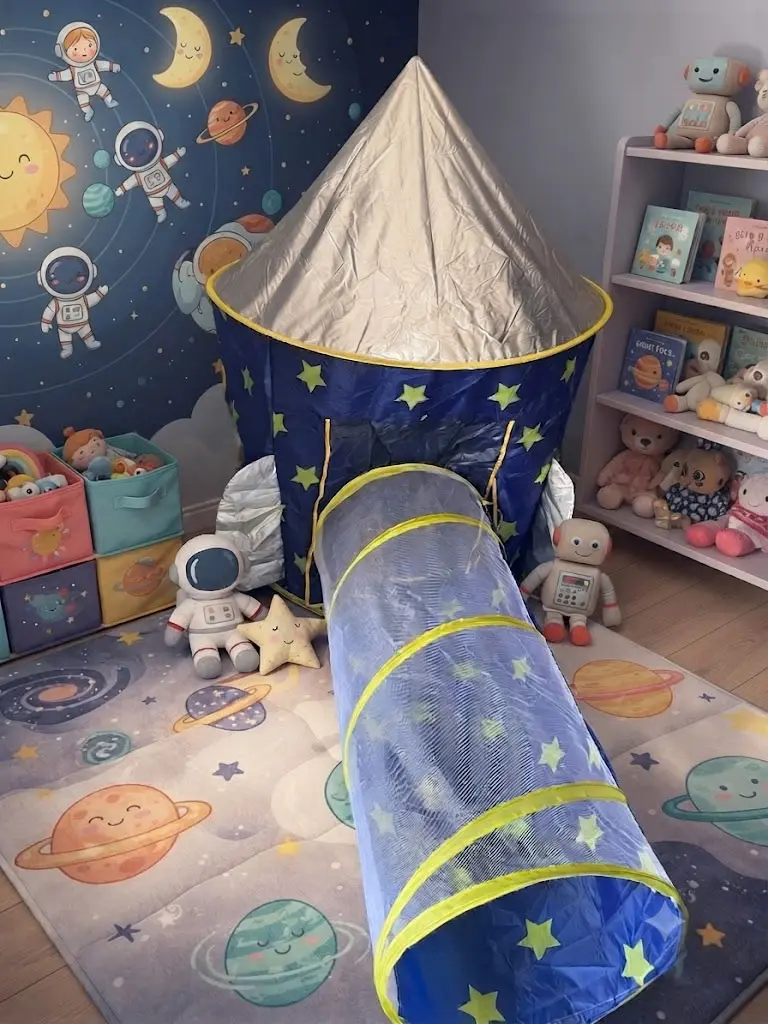 2-in-1 space-themed playhouse set features a foldable rocket tent, and a crawl tunnel