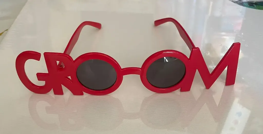 Groom eye glass