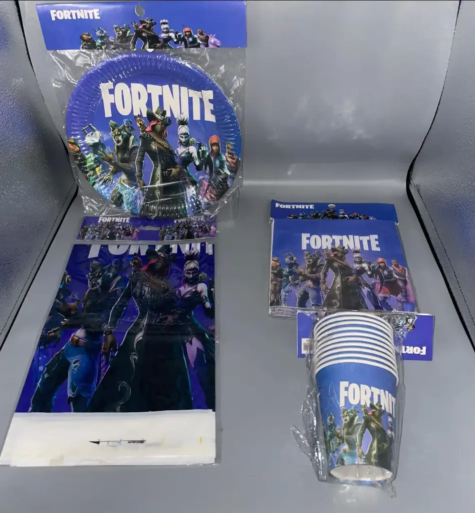 Fortnite-themed party supplies (10 cups)